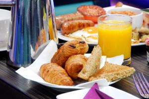 伦敦Park Grand Marble Arch的包括糕点和橙汁的早餐盘