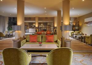 斯莱戈斯力格公园酒店及休闲俱乐部的客厅配有沙发和桌椅
