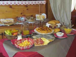 格雷索拉特里尼泰丽斯欧克酒店的一张桌子上面有很多不同类型的食物