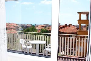 拉夫达Vlasta Family Hotel的设有一个配有桌椅并享有美景的阳台。