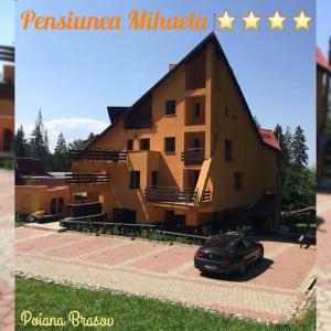 波亚纳布拉索夫Pensiunea Mihaela的前面有停车位的房子