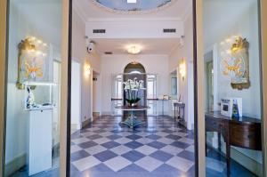 圣雷莫巴黎圣雷莫酒店的走廊设有 ⁇ 形地板和镜子