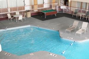 Motel 6 Hastings NE内部或周边泳池景观