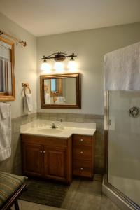 克利尔沃特Hummingbird Bed and Breakfast的一间带水槽和镜子的浴室