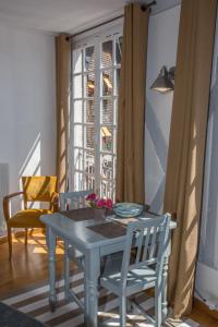 勒芒L'Hallai du Roy的窗户客房内的蓝色桌椅