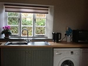 威弗利斯科姆The Studio的带水槽的厨房台面和窗户