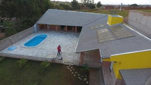 奥林匹亚Chacara Estancia 3J piscina aquecida的享有带游泳池的别墅的顶部景致