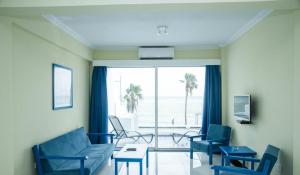 帕福斯Paphinia SeaView Apartments的客厅配有蓝色的家具,享有海景。