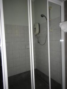 京那律兰卡莎巴斯海滩度假村的带淋浴的浴室,带玻璃门