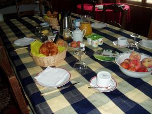弗莱斯维尔Chateau des poteries的一张桌子上放着一篮面包和水果
