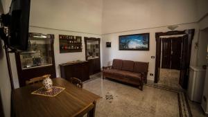 马丁纳弗兰卡La Grande Bellezza Trulli的客厅配有沙发和桌子