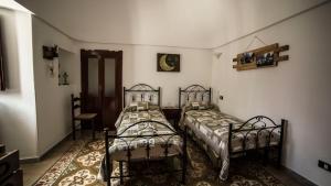 马丁纳弗兰卡La Grande Bellezza Trulli的一间卧室配有两张床和一张桌子