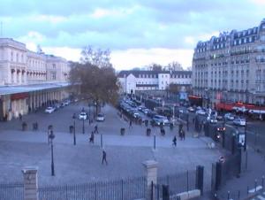 巴黎罗莱纳酒店的一群人乘汽车在城市周围行走
