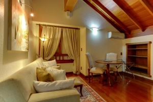 格拉玛多波萨达弗洛林卡酒店的客厅配有沙发和桌子