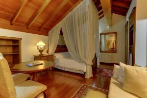 格拉玛多波萨达弗洛林卡酒店的卧室配有一张床和一张桌子