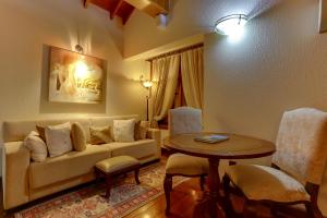 格拉玛多波萨达弗洛林卡酒店的客厅配有沙发和桌子