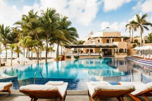 普拉亚卡门皇家海德威普莱雅卡全包成人度假村的棕榈树度假村的游泳池