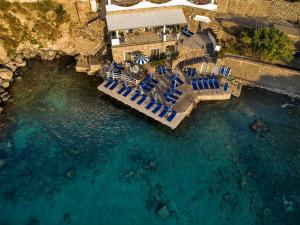 伊斯基亚伊斯基亚蓝光度假酒店的蓝色椅子,享有水池的空中景色