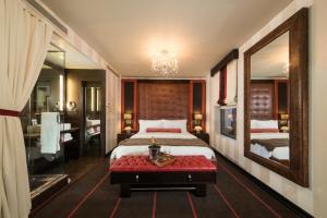 纽约时代广场圣殿酒店的一间卧室配有一张床和一面大镜子