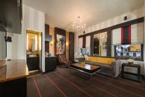 纽约时代广场圣殿酒店的客厅配有黄色的沙发和桌子