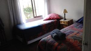 圣地亚哥Departamento Metro Simón Bolívar的一间卧室设有两张床和窗户。