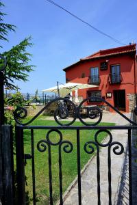 阿韦哈尔Casa Rural La Casa Nueva de Abejar的停在房子前门的自行车