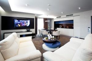 索非亚维科精品公寓酒店的客厅配有2张白色沙发和1张桌子