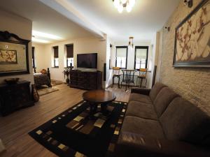 普列夫利亚洞卢克斯旅馆的客厅配有沙发和桌子