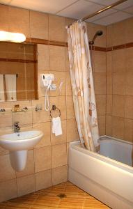 怡日沃拉酒店的一间浴室