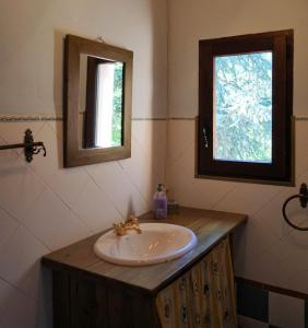 NavalsazLa Colmena的一间带水槽和窗户的浴室