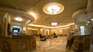 拉加纳斯阿芙罗狄蒂酒店的大楼内带酒吧的大堂