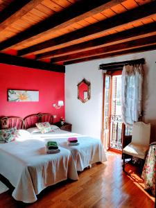 SeguraAgroturismo Ondarre的一间卧室设有两张床和红色的墙壁