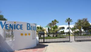 特里法Hotel Venice Beach- Families and Couples Only的带有阅读威尼斯海滩标志的大门
