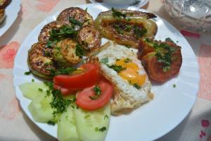 迪利然SUNNY SWEET HOME的包括鸡蛋和西红柿的早餐食品