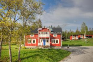 Ramvik哥特博格特酒店的蓝色门的红色房子