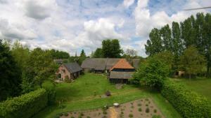 LiempdeDe Hopbel & Het Koevinkje的享有带庭院的房屋的空中景致