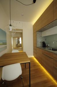 索非亚Design Apartment in Park的厨房配有木桌和白色椅子