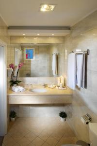 尼坡帝波特斯海滩酒店的一间带水槽和镜子的浴室