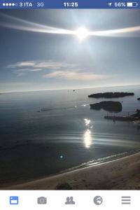 莫诺波利Casa Vacanza La Conchiglia的阳光在水中反射的海洋景