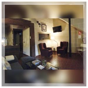 圣马尔廷德特雷韦霍Casa Rural Estrela的客厅配有沙发和两把椅子