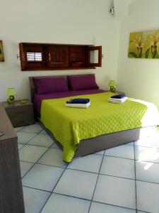 奇尼斯莫杜斯维稳迪度假屋的一间卧室配有一张带绿床罩的床