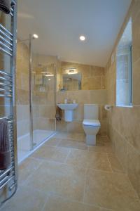 霍尔特Pippin Heath House B&B的浴室配有卫生间、盥洗盆和淋浴。