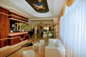 米拉贝拉厄克兰诺拉尤里奥酒店的大堂设有白色的沙发和酒吧
