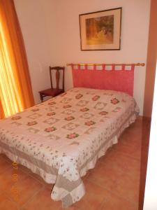 Le BarrouxLes Cigales du Ventoux的一间卧室配有一张红色床头板的床