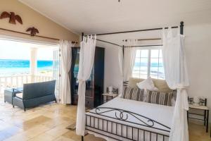 Union Island大卫海滩酒店的一间卧室配有一张床,享有海景