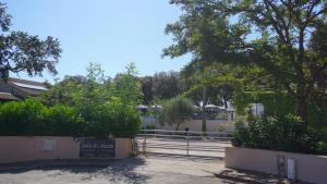 圣玛丽亚波焦索尔埃迈尔公寓式酒店的公园里设有栅栏、树木和公共汽车