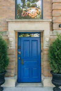 芝加哥出版社住宿加早餐旅馆的砖砌建筑上方标有蓝色门的蓝色门