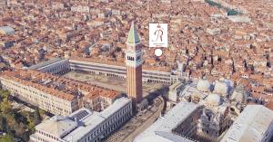 威尼斯罗莎萨尔瓦酒店的享有带钟楼的大型建筑的顶部景色