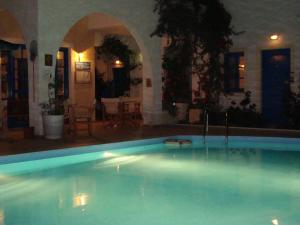 阿齐亚佩拉加克里塔日光公寓酒店的一座大型游泳池,