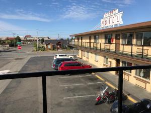 安吉利斯港埃尔克莱斯汽车旅馆的享有酒店外停车场的景致